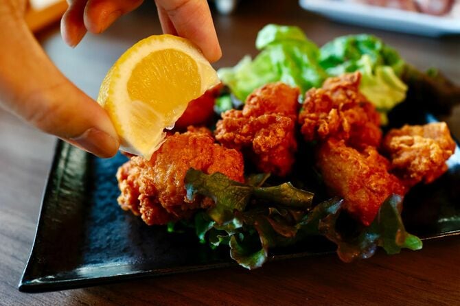 唐揚げにレモンを絞る人