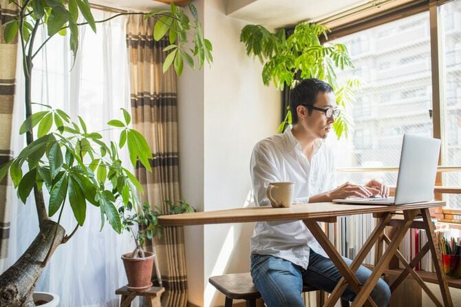 自宅で働く男性