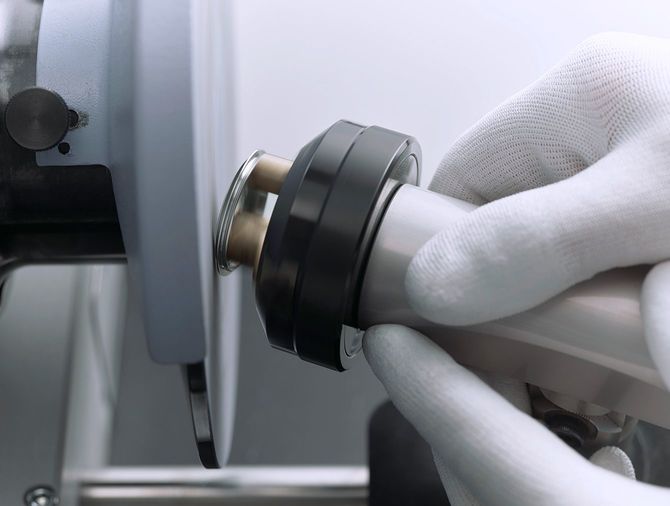 ユーザーの要望に応じてケースやブレスレットの磨きも行う。回転する旋盤にパーツを押し当て、職人の感覚を頼りに磨いていく。光沢のあるポリッシュ仕上げと筋目入りのサテン仕上げを組み合わせているものは、特殊なマスキングテープを使用しながら行う。