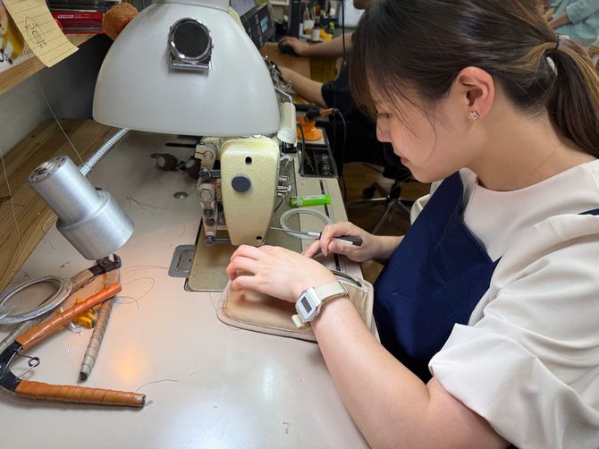 多種多様なパーツに適した作り方で縫い上げていく、商品作りの要