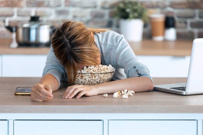 テーブルで眠る人のイメージ