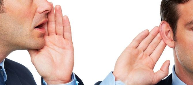 内緒話をする人