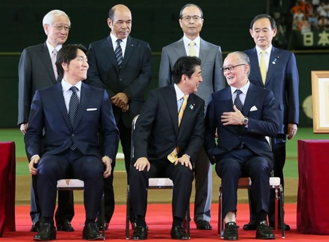 平成25年5月5日、安倍総理は東京ドームで、長嶋茂雄氏および松井秀喜氏に対する国民栄誉賞の表彰式を行い、表彰状、盾および記念品を授与