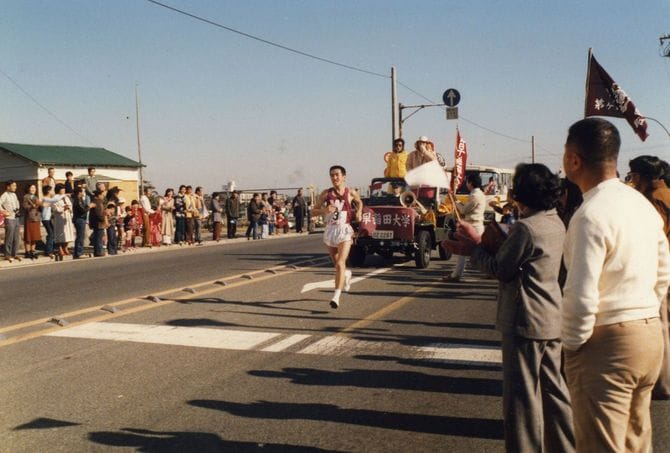 箱根駅伝3区で、3年生の筆者が茅ヶ崎(神奈川県)付近を走る様子。沿道では「茅ヶ崎稲門会」が応援している