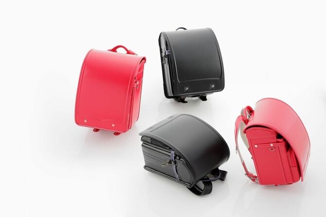 赤色のランドセルと黒色のランドセル