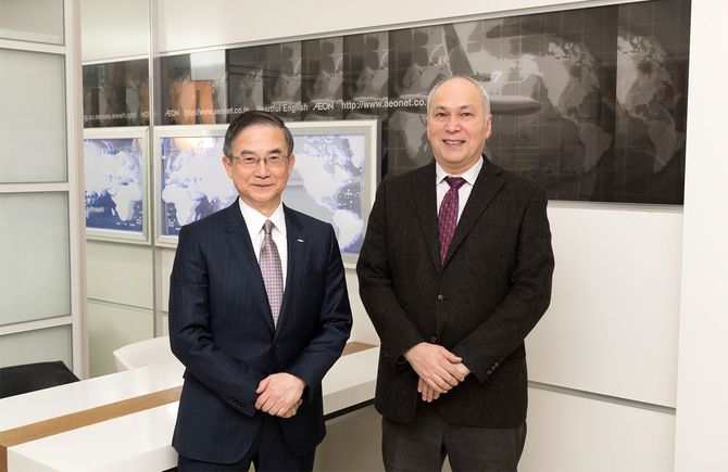 イーオン社長の三宅義和氏（左）と国際ジャーナリストのモーリー・ロバートソン氏