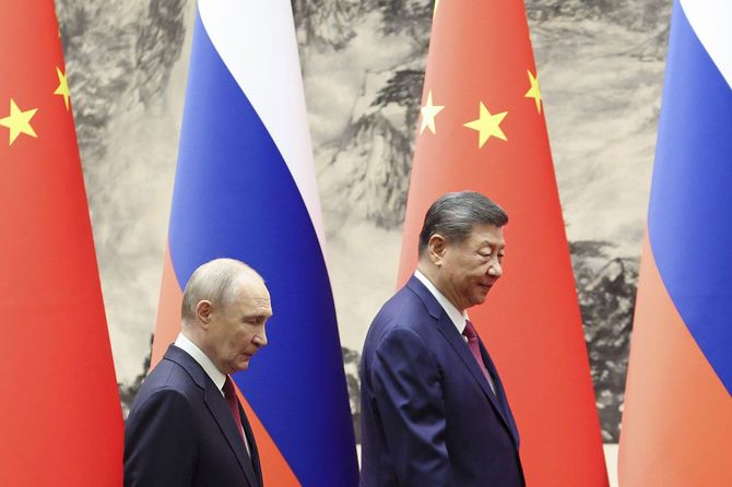 調印式に臨むロシアのプーチン大統領（左）と中国の習近平国家主席＝2026年5月20日、北京の人民大会堂