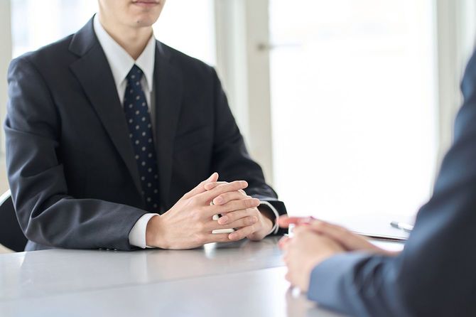従業員と面接する管理職の男性