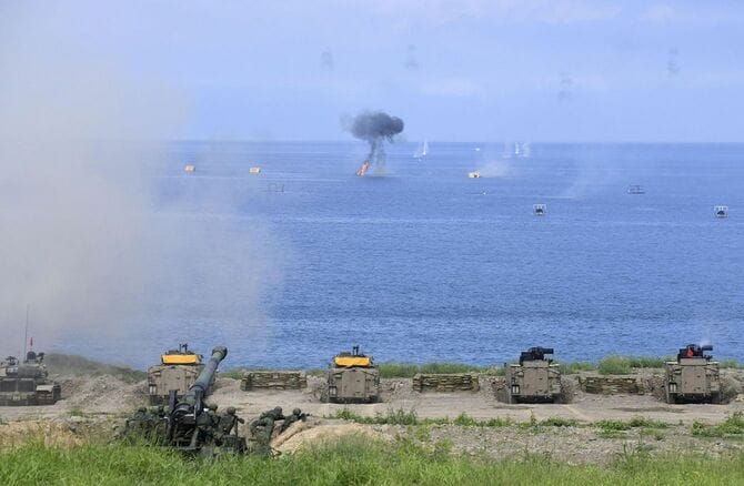 台湾軍の軍事演習「漢光35号」で、海上の目標に実弾を命中させる戦車や重火器(2019年5月30日、台湾・恒春)