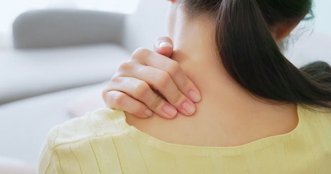 肩こりに悩む女性