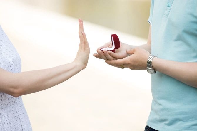婚約提案を断る若い女性の手のクローズアップ