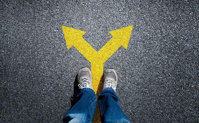 岐路に立つ男性