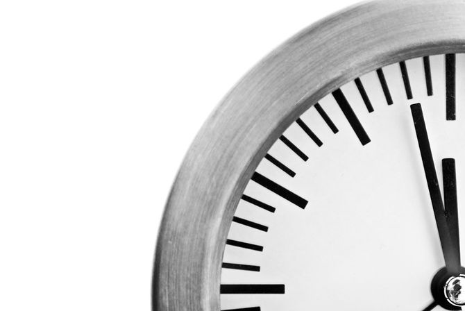 12時2分前を指す時計