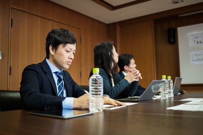 クラシックな会議室でミーティング