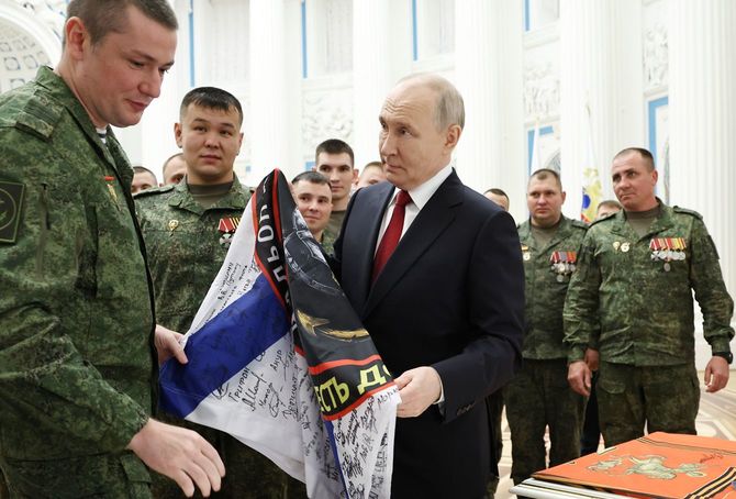 2026年6月12日、モスクワのクレムリンで、「ロシアの日」祝賀行事の一環として、ウクライナでの軍事作戦の参加者らとの会合に出席するプーチン大統領