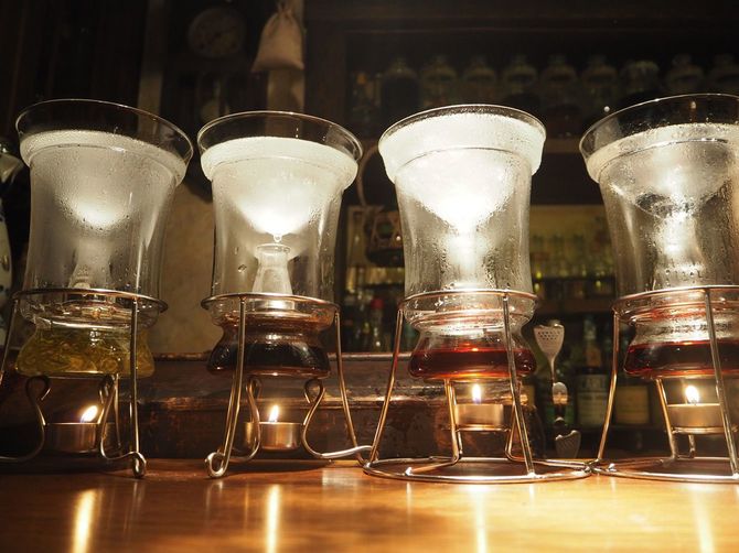 カウンターには火にかけられたいくつものビーカー