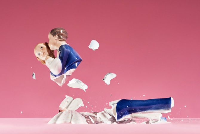 結婚式の新郎新婦の像が砕ける瞬間