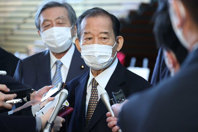 菅義偉首相との昼食後、記者団の質問に答える自民党の二階俊博幹事長(中央)=2020年11月12日、首相官邸