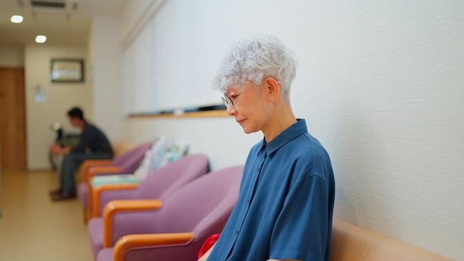 女性患者が医療クリニックで順番を待つ