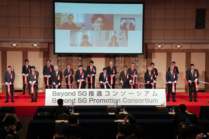 「Beyond 5G推進コンソーシアム総会」でテープカットするNTTの澤田純社長（前列右から2人目）ら＝2020年12月18日、東京都千代田区