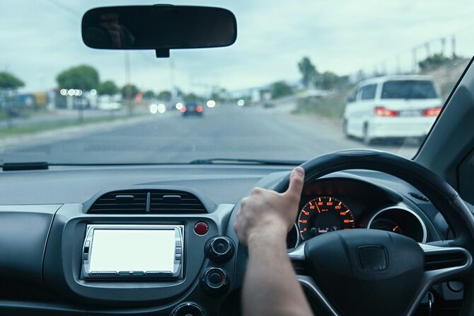 車を運転する男の手