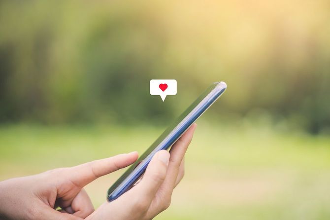 屋外公園の通りでスマートフォンを操作