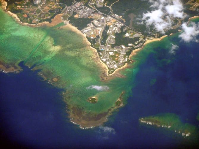 名護市辺野古地区空撮、美しいサンゴ礁のリーフに囲まれる