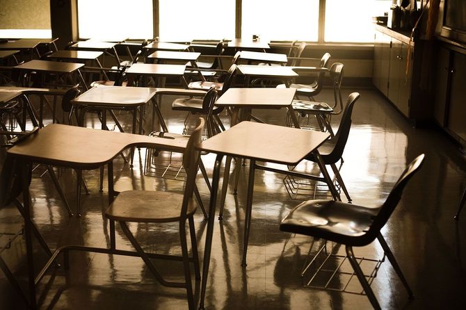 誰もいない学校の教室