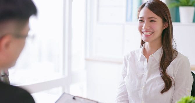 面接で笑顔を見せる人