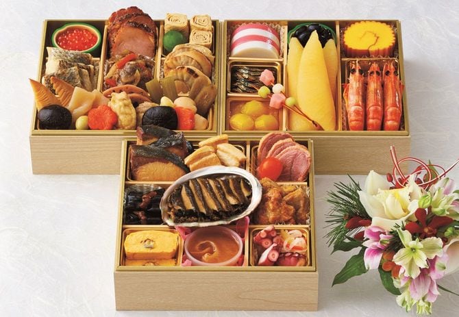 長崎県産黒鮑の旨煮、気仙沼産ふかひれなど、国産食材37品目が勢ぞろいした贅沢な「プレミアム和風三段重」。コンビニのおせちの中では高価格だが人気が高い