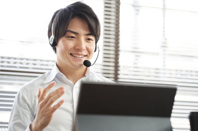 オンライン会議中の男性