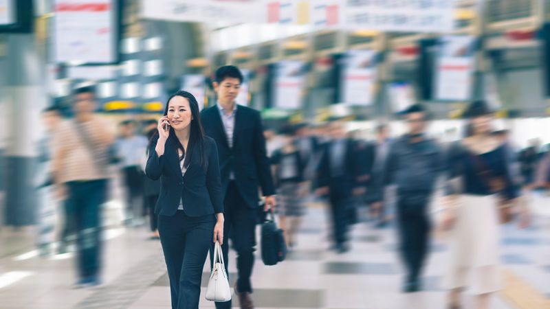｢立たないバッグはだらしなく見える｣カジュアル化が進んでも守りたいビジネスバッグの条件 訪問先で｢バッグは足元に置く｣が基本