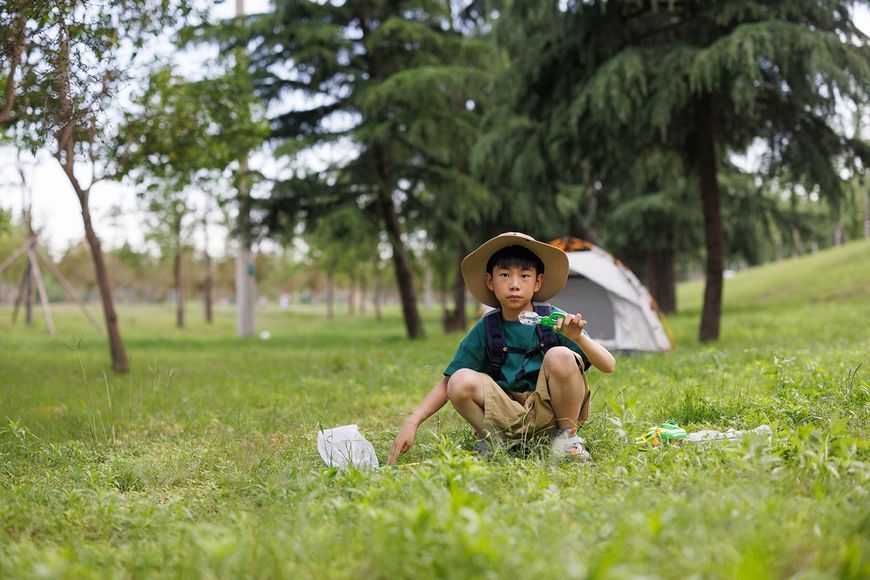 昆虫採集をする子供