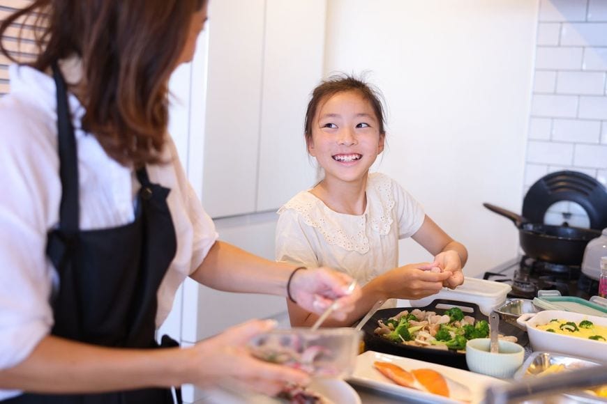 供が料理を手伝ったり、食事の準備をしたりします