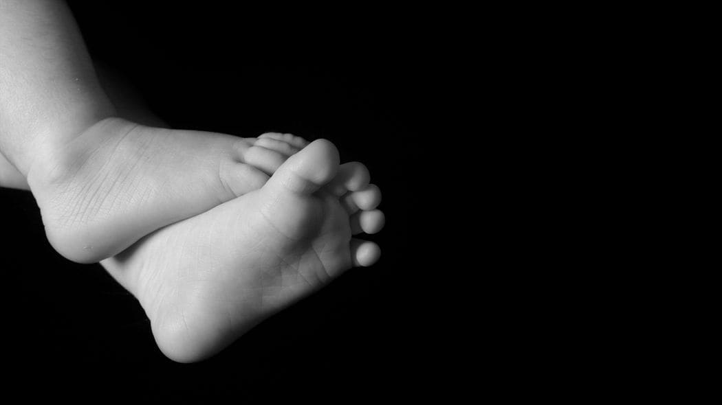 自宅の浴室で出産し､｢助けてください｣…24歳母親を逮捕した警察にベテラン産婦人科医が猛抗議したワケ