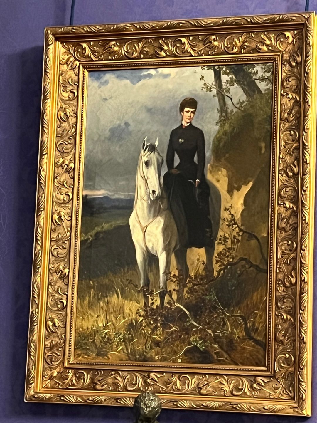 グドゥルー宮殿に展示されていた、馬を愛したエリザベートの肖像画。