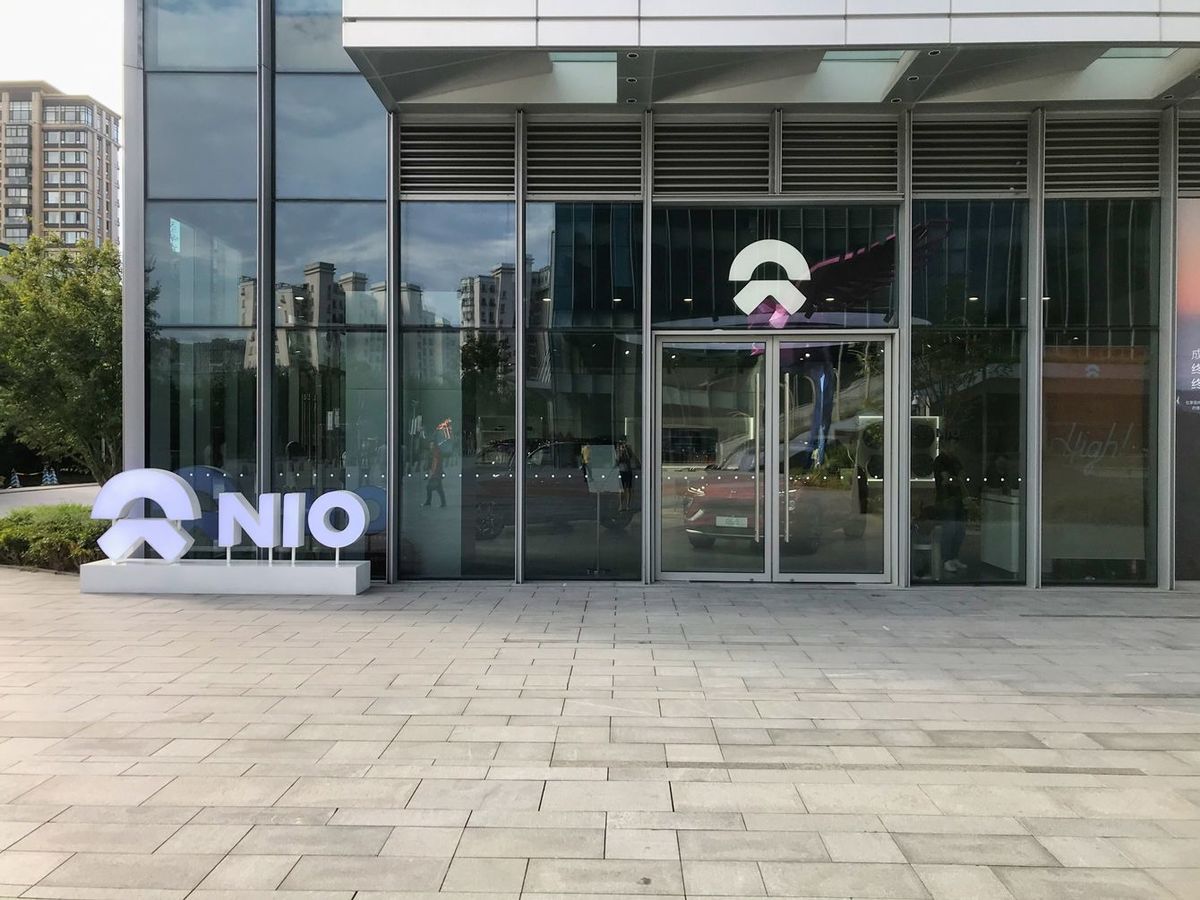 ビルの前にはNIOのロゴが見える、NIO House