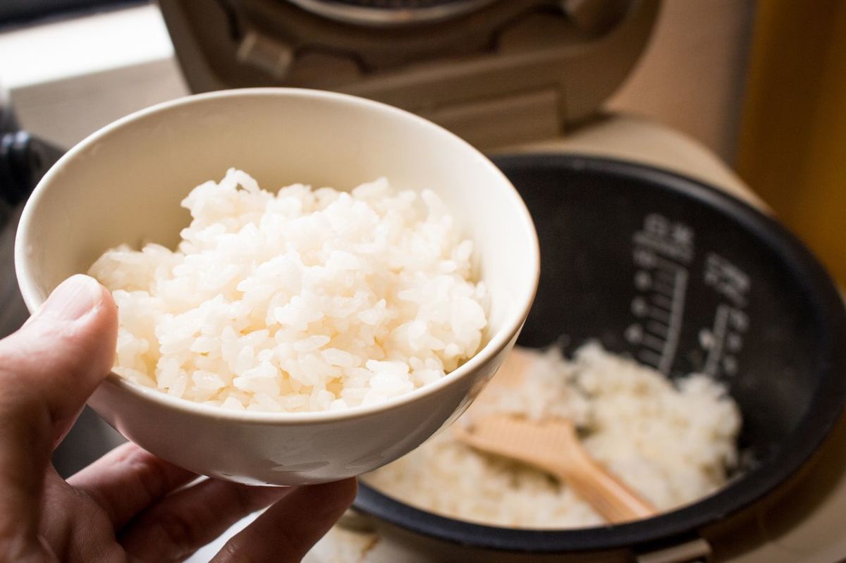 炊きあがったご飯をお茶碗によそっている手元