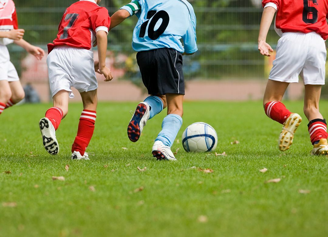 サッカー選手の「生きる力」が超強いワケ 「ミスのスポーツ」が修正力を育む