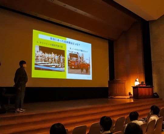 聖学院中学校・高等学校で安藤さんが講演している様子。