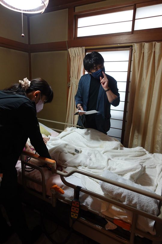 家族から患者の様子を聞く山中医師