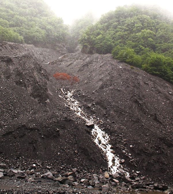 畑薙断層帯周辺の破砕帯を象徴する大井川左岸の「赤崩れ」
