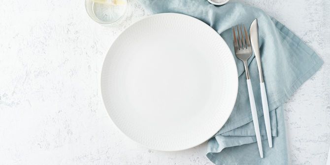 白い食器と空色の布が置かれたテーブル