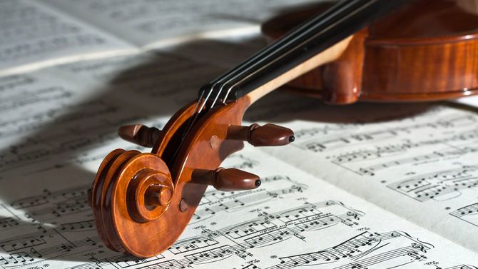 楽譜の上にバイオリン