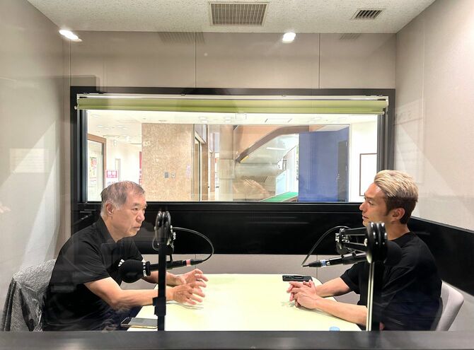 大出整社長のインタビューは、CROSS FM本社スタジオ内で行われた