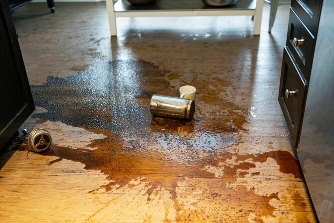 ついてない朝のスタート：コーヒーの入ったタンブラーを床に落とした