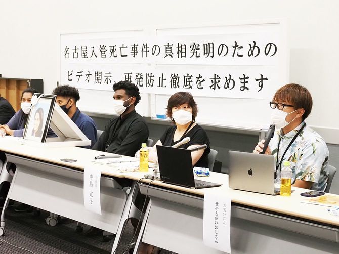 ご遺族、代理人、「学生・市民の会」メンバーとともに記者会見に臨んだ中島京子さん（左）