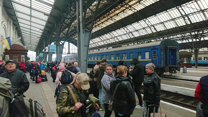 2022年4月21日、ウクライナ西部リビウの駅で列車を待つ人々。ポーランドなど避難先へ向かおうと大勢詰め掛けた