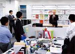 この日の朝礼は本社が担当。その様子は全国の営業所のテレビ画面にリアルタイムで流される。