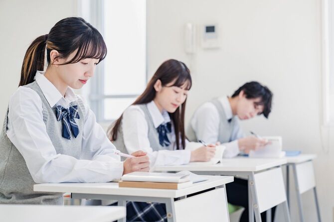 集中してメモを取る高校生たち